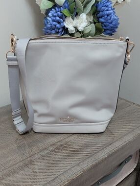 kate spade light gray crossbody bucket bag with gold hardware